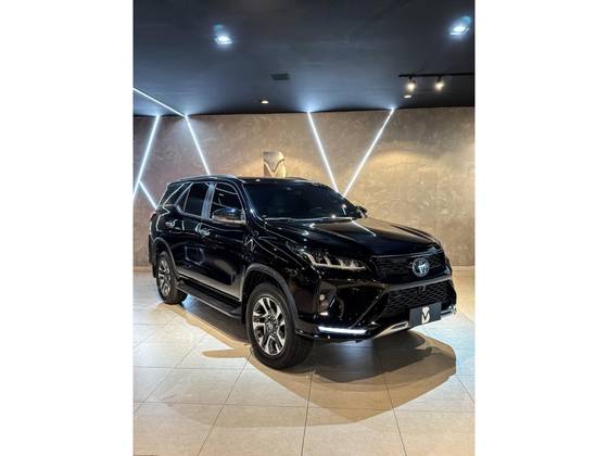 TOYOTA HILUX SW4 2.8 D-4D TURBO DIESEL DIAMOND 7L 4X4 AUTOMÁTICO